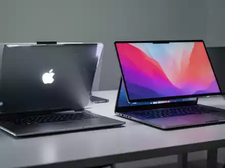 Zwei Laptops, ein Apple MacBook Neo und ein Dell XPS 13, auf einem Schreibtisch, veranschaulichen Marktwettbewerb. - Foto: über boerse-global.de