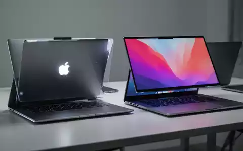 Zwei Laptops, ein Apple MacBook Neo und ein Dell XPS 13, auf einem Schreibtisch, veranschaulichen Marktwettbewerb. - Foto: über boerse-global.de