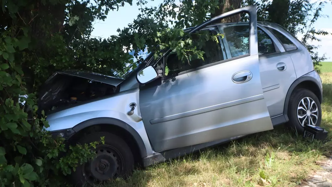 POL-HX: Pkw kommt von Straße ab - Fahrerin schwer Verletzt - Bild: presseportal.de
