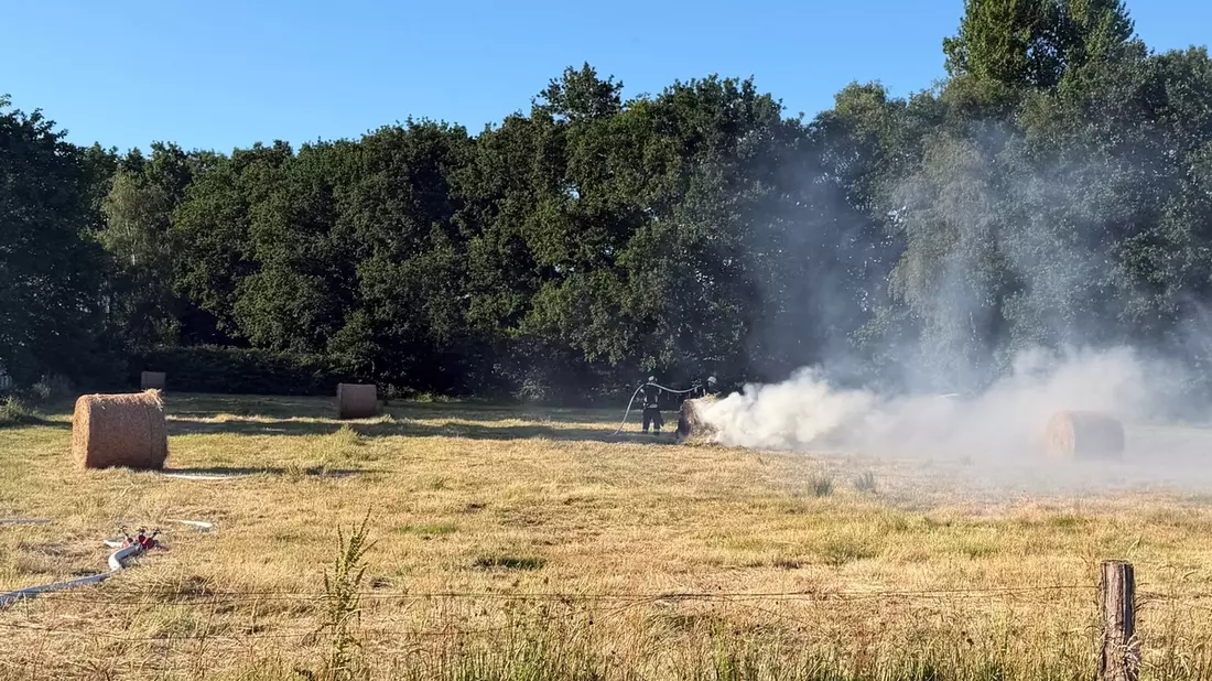 FW-AUR: Gepresstes Heu entflammt - Bild: presseportal.de
