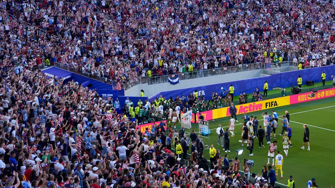 Die Fans verabschiedeten die Spieler mit großem Jubel. - Bild: Jeff Chiu/AP/dpa