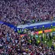 Die Fans verabschiedeten die Spieler mit großem Jubel. - Bild: Jeff Chiu/AP/dpa