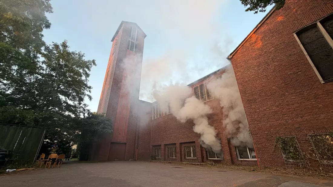FW-E: Feuer in leerstehender Kirche - Brand in Bibliothek schnell gelöscht - Bild: presseportal.de