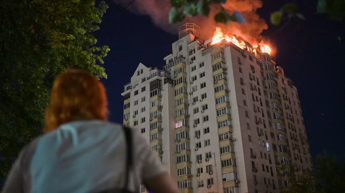 Bewohnerinnen und Bewohner Kiews wurden durch die Angriffe aus dem Schlaf gerissen.  - Bild: Danylo Antoniuk/AP/dpa