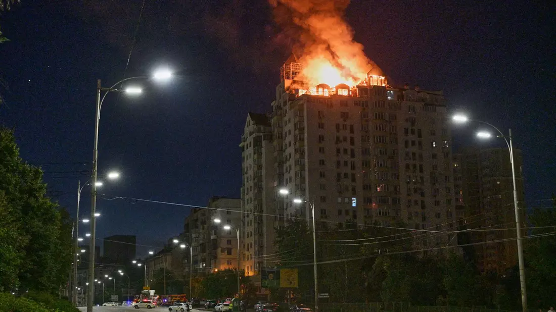 Mehrere Häuser gingen in Flammen auf. - Bild: Danylo Antoniuk/AP/dpa