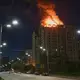 Mehrere Häuser gingen in Flammen auf. - Bild: Danylo Antoniuk/AP/dpa