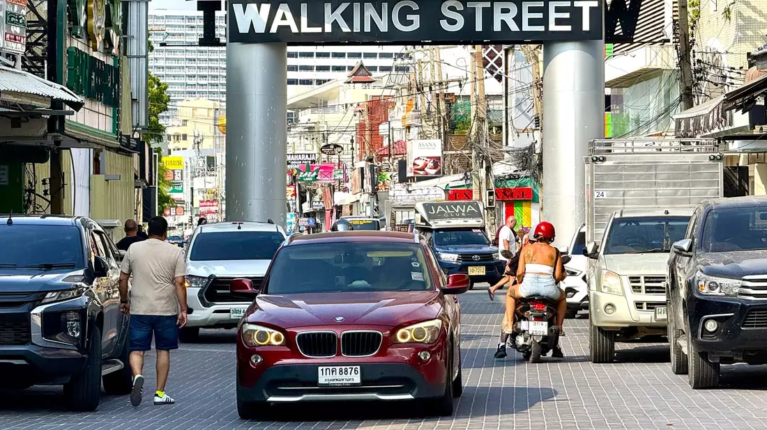 Die Walking Street ist weltweit als Rotlichtviertel bekannt. - Bild: Carola Frentzen/dpa