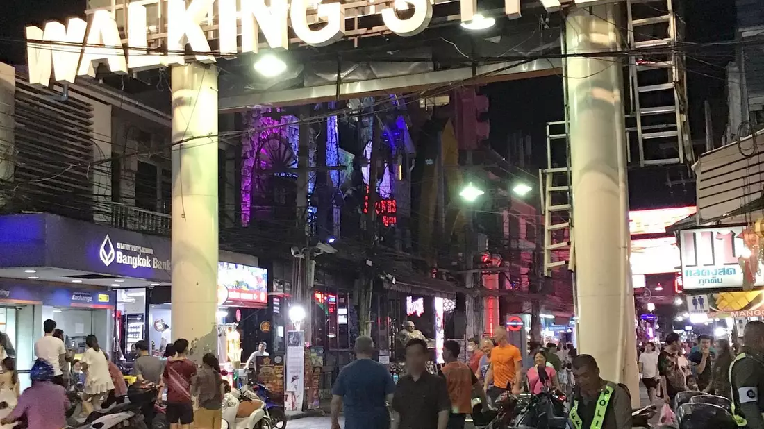 Die Walking Street ist weltweit als Rotlichtviertel bekannt. - Bild: Caroline Bock/dpa