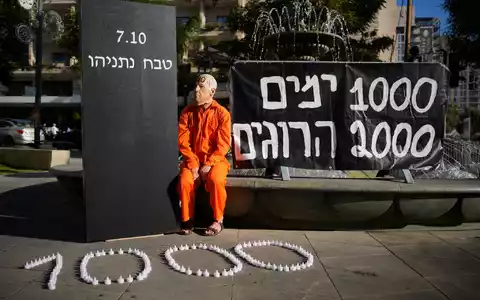 Demonstrant mit einer Maske, die den israelischen Ministerpräsidenten Benjamin Netanjahu darstellt, während einer Protestkundgebung 1000 Tage nach dem beispiellosen Hamas-Überfall auf Israel am 7. Oktober 2023.  - Foto: Ohad Zwigenberg/AP/dpa