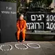 Demonstrant mit einer Maske, die den israelischen Ministerpräsidenten Benjamin Netanjahu darstellt, während einer Protestkundgebung 1000 Tage nach dem beispiellosen Hamas-Überfall auf Israel am 7. Oktober 2023.  - Bild: Ohad Zwigenberg/AP/dpa