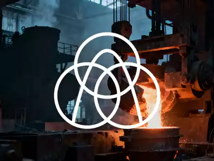 Abstrakte Darstellung der Stahlindustrie mit glĂŒhendem Metall und Maschinen, die eine Marktunsicherheit widerspiegelt. - Foto: ĂŒber boerse-global.de