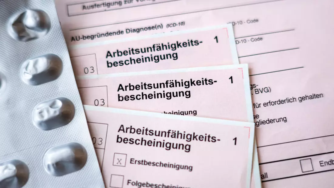 Regeln für Arbeitsunfähigkeitsbescheinigungen sollen verschärft werden. (Archivbild) - Bild: Sina Schuldt/dpa