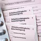 Regeln für Arbeitsunfähigkeitsbescheinigungen sollen verschärft werden. (Archivbild) - Bild: Sina Schuldt/dpa