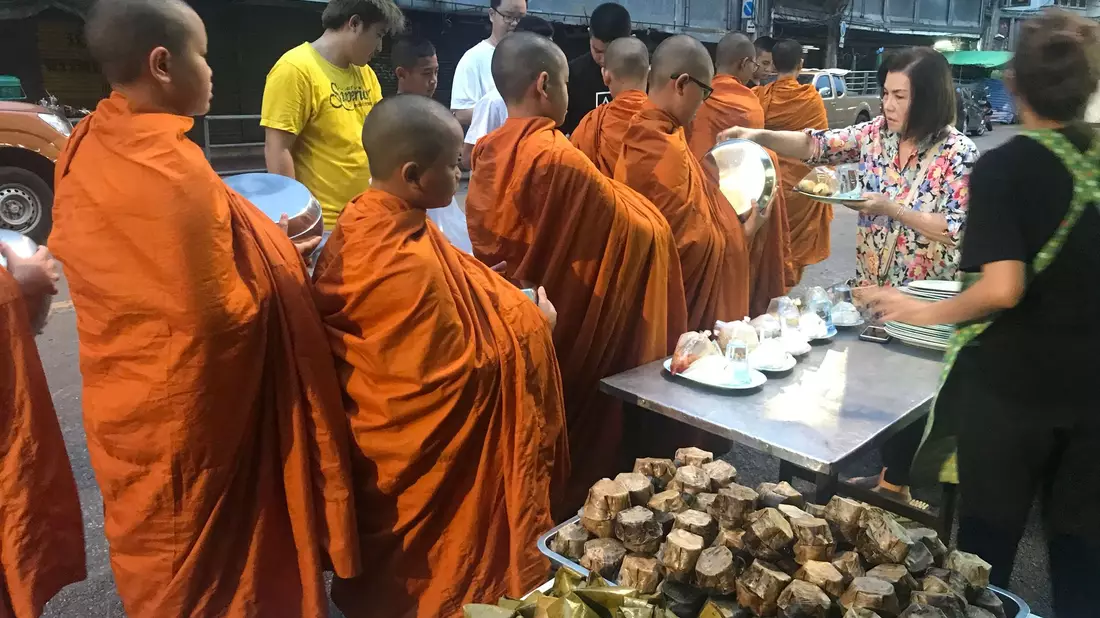 Mönche werden in Thailand tief verehrt. (Symbolbild) - Bild: Hathai Techakitteranun/dpa