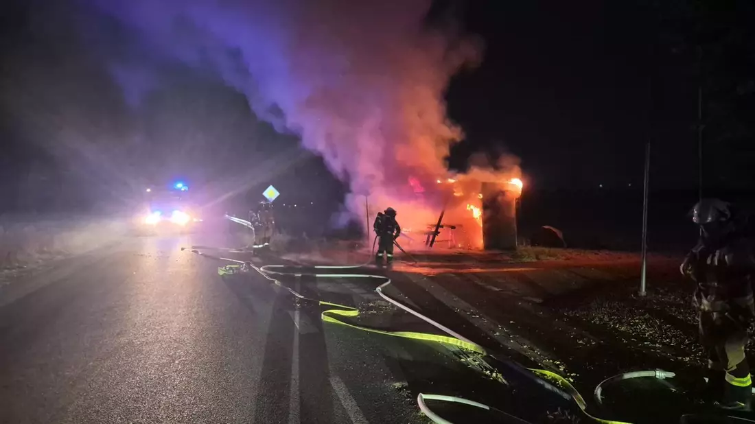 FW Meerbusch: Nächtlicher Vollbrand eines Verkaufsstandes - Bild: presseportal.de