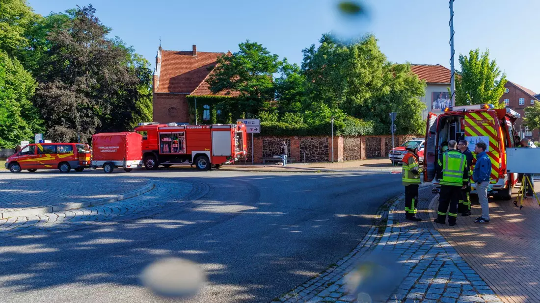 Im Krankenhaus in Ludwigslust sind zwei Menschen bei einem Feuer gestorben. - Bild: Jens Büttner/dpa
