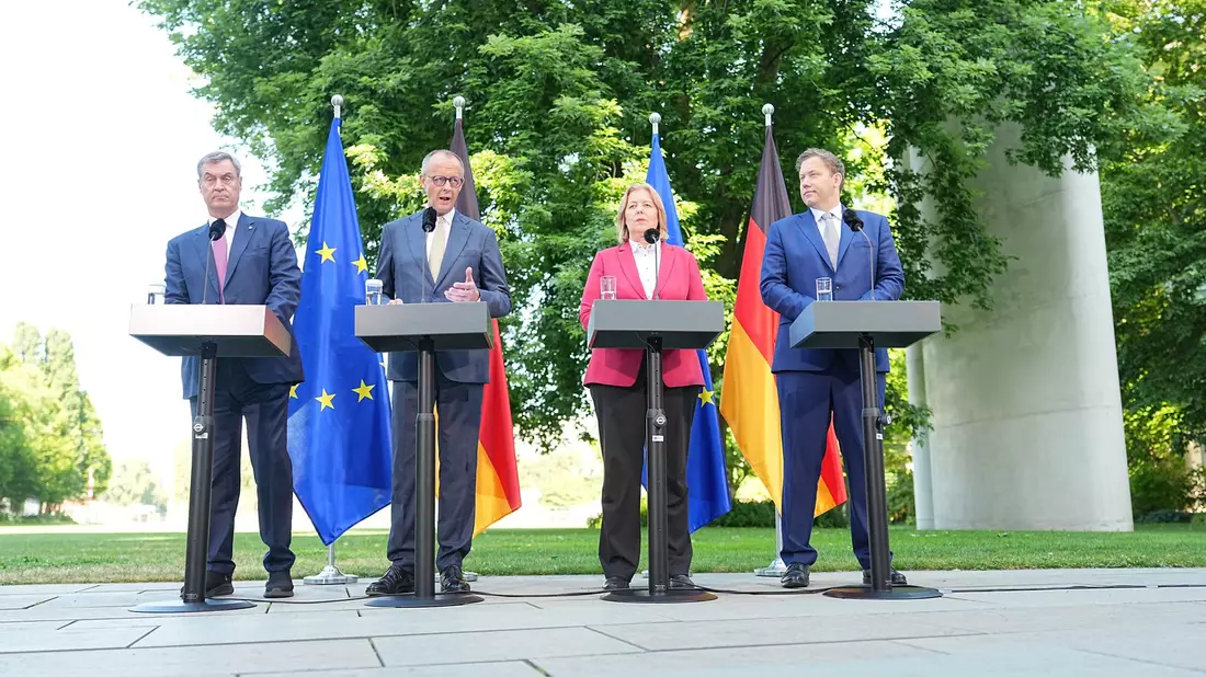 Die Koalition sei handlungsfähig und in der Lage das Land aus der Krise zu führen - auch diese Botschaft wollten die Spitzen von Union und SPD bei ihrer Pressekonferenz setzen. - Bild: Michael Kappeler/dpa