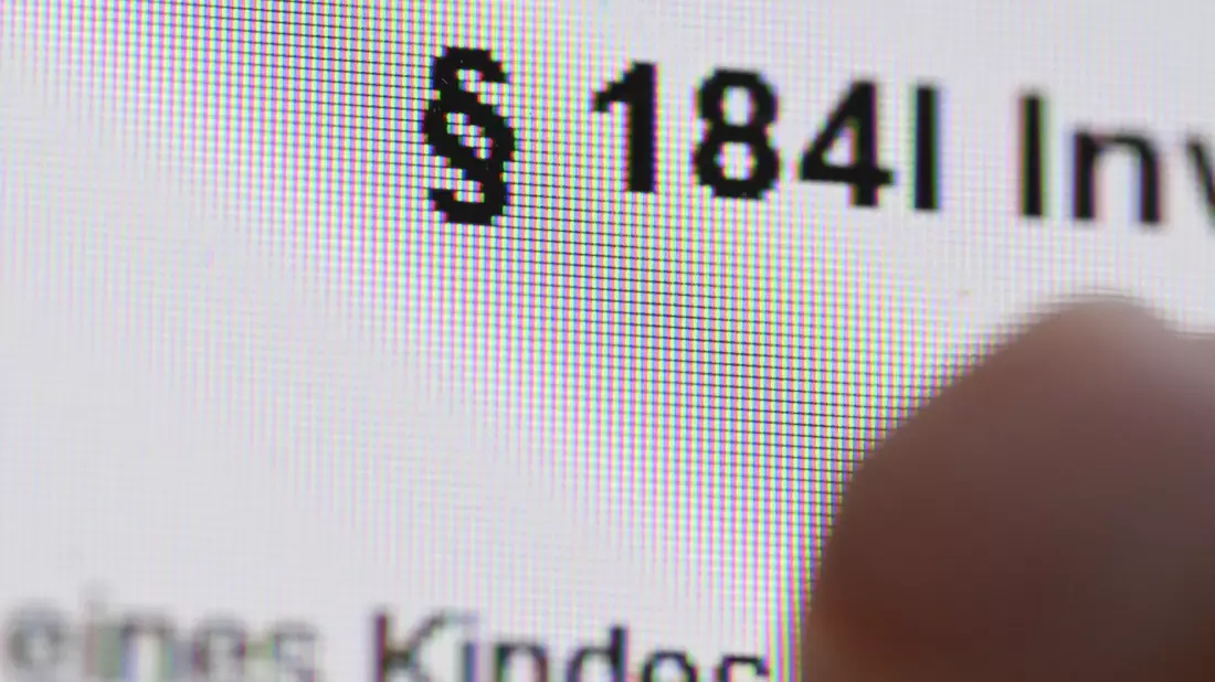 Der Paragraf ist am 1. Juli 2021 in Kraft getreten. - Bild: Bernd Weißbrod/dpa