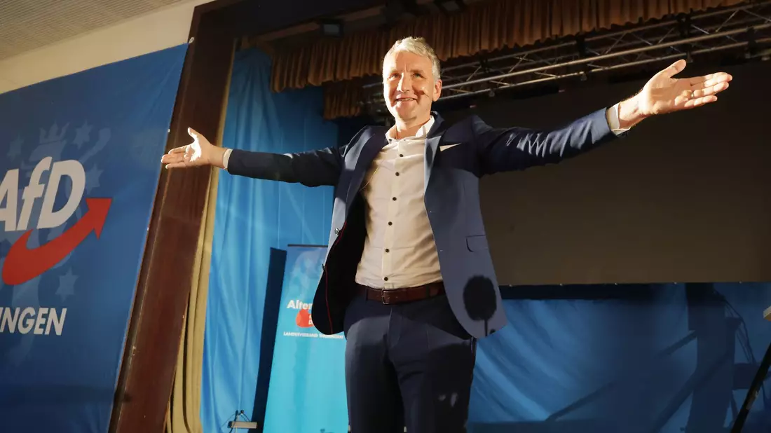 Thüringens AfD-Landespartei- und Fraktionschef Björn Höcke unterstützt einen Antrag zur Änderung der Unvereinbarkeitsliste der AfD. (Archivbild) - Bild: Bodo Schackow/dpa