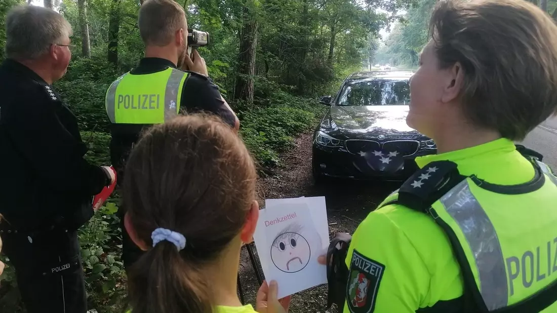 POL-PB: Denk- und Dankzettel bei Verkehrskontrollen eingesetzt - Bild: presseportal.de