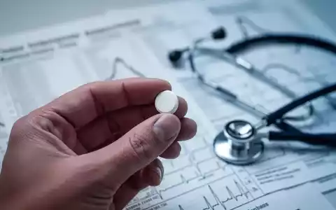 Eine Hand hält eine weiße Pille; im unscharfen Hintergrund sind medizinische Diagramme und ein Stethoskop zu sehen, die Medikamentenrisiken und Atemwegsgesundheit symbolisieren. - Foto: über boerse-global.de