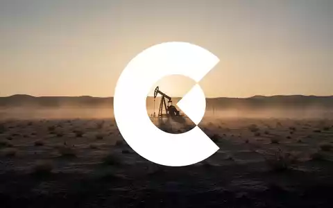 Eine einsame Ölbohrplattform in einer weiten, trockenen Wüstenlandschaft bei Sonnenuntergang, die auf die Energiebranche hinweist. - Foto: über boerse-global.de