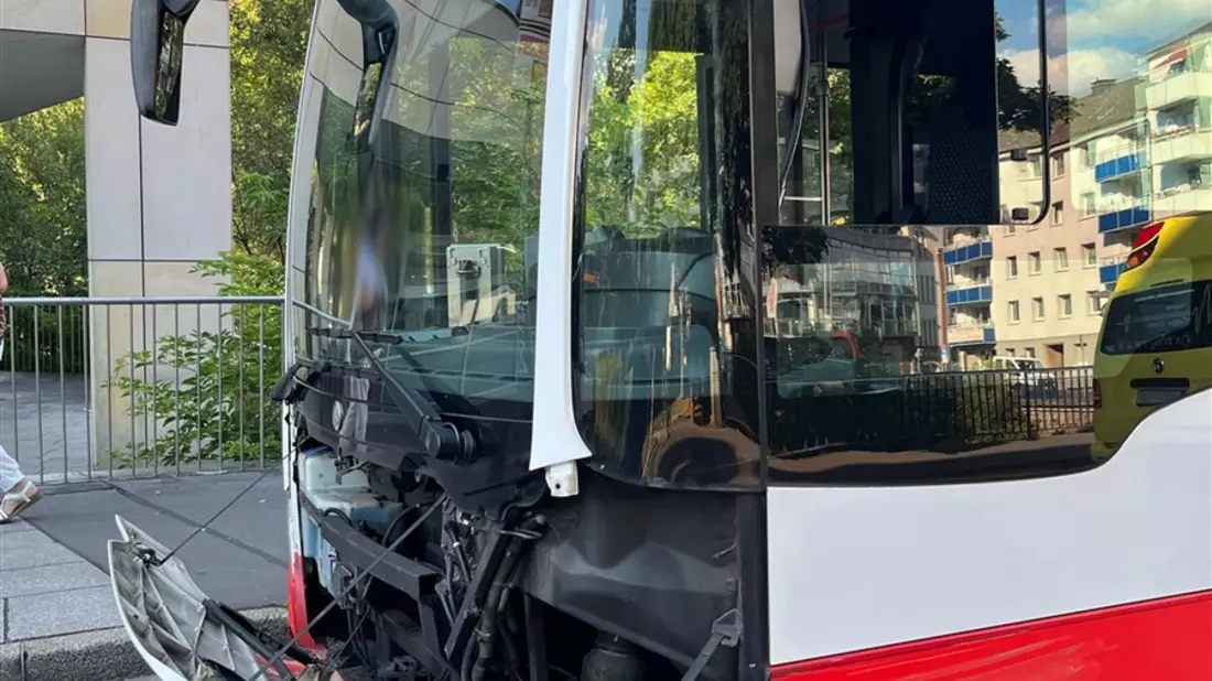 POL-HA: Verkehrsunfall durch Sekundenschlaf - Auto kollidiert mit Bus - Bild: presseportal.de