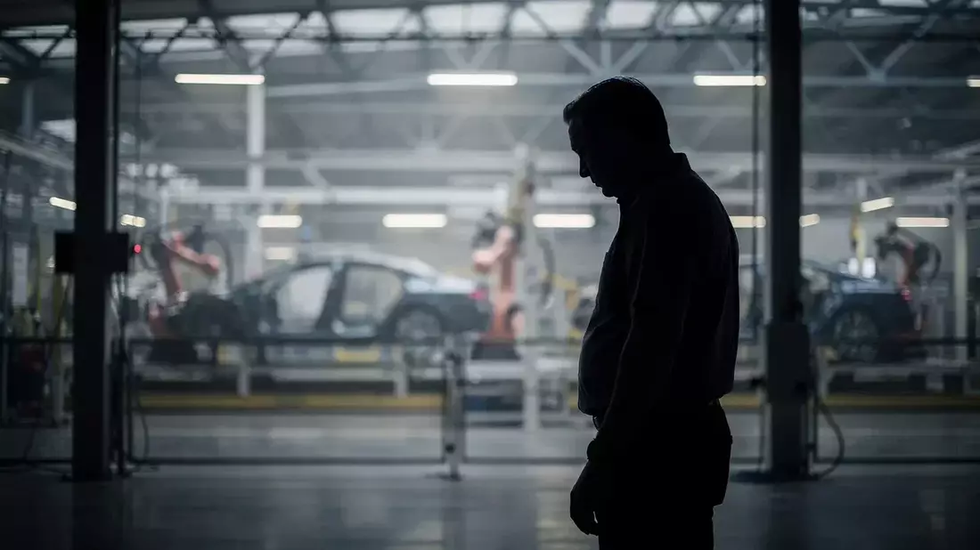 BMW's $1.7B US Expansion vs Stock Plunge: Robotics & iX5 Promise