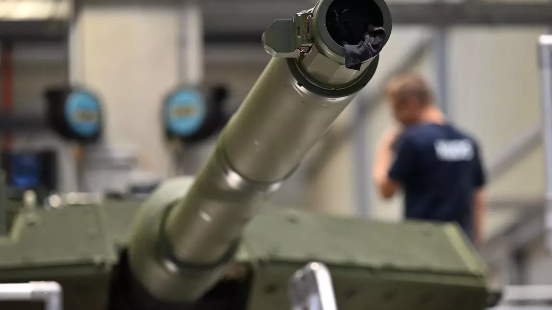 Das Kanonenrohr eines Leopard-Panzers von KNDS.  - Bild: Swen Pförtner/dpa
