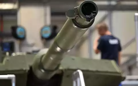 Das Kanonenrohr eines Leopard-Panzers von KNDS.  - Foto: Swen Pförtner/dpa