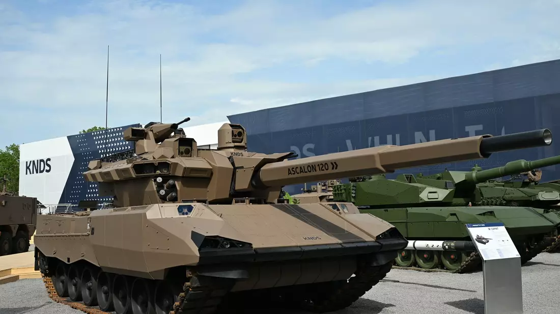 Der Capint-Kampfpanzer von KNDS France, rechts daneben in grün zwei Leopard-Kampfpanzer. - Bild: Wolf von Dewitz/dpa