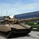 Der Capint-Kampfpanzer von KNDS France, rechts daneben in grün zwei Leopard-Kampfpanzer. - Bild: Wolf von Dewitz/dpa
