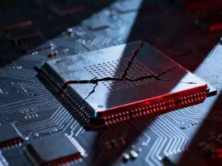 Ein beschädigter Halbleiterchip mit sichtbaren Schaltkreisen, der fallende Kurse und Marktverluste symbolisiert. - Foto: über boerse-global.de