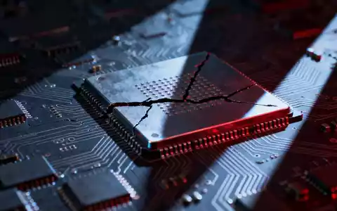 Ein beschädigter Halbleiterchip mit sichtbaren Schaltkreisen, der fallende Kurse und Marktverluste symbolisiert. - Foto: über boerse-global.de