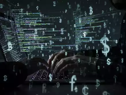 Hände tippen auf einem Laptop, umgeben von leuchtenden Codezeilen und Kryptowährungssymbolen, die eine digitale Bedrohung darstellen. - Foto: über boerse-global.de