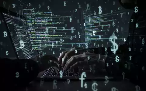 Hände tippen auf einem Laptop, umgeben von leuchtenden Codezeilen und Kryptowährungssymbolen, die eine digitale Bedrohung darstellen. - Foto: über boerse-global.de