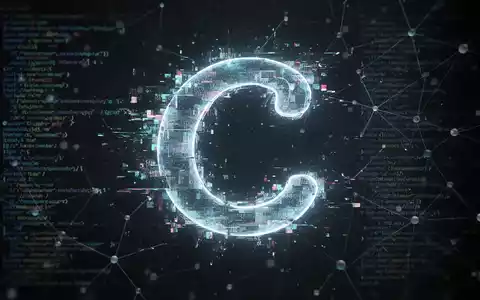 Ein stilisierter, leuchtender digitaler 'C'-Schriftzug, der Canva repräsentiert, fragmentiert und glitcht auf dunklem Hintergrund mit dezentem Code. - Foto: über boerse-global.de