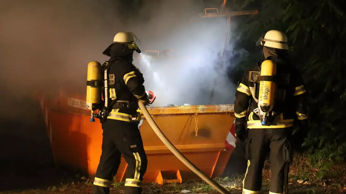 FW Hambühren: Nächtlicher Containerbrand neben Pflegeheim - Rauch droht durch geöffnete Fenster einzudringen - Bild: presseportal.de