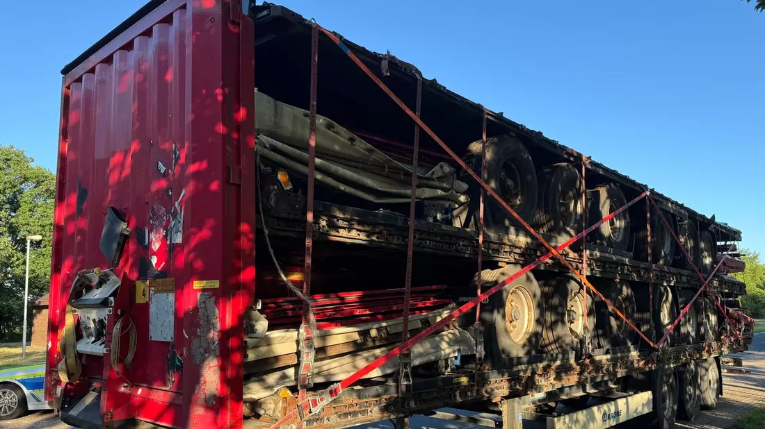 POL-OL: Nicht zugelassener und verkehrsunsicherer Sattelauflieger auf der A 29 gestoppt - Bild: presseportal.de