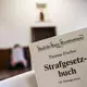 Es geht um Paragraf 184l im Strafgesetzbuch. (Archivbild) - Bild: Oliver Berg/dpa