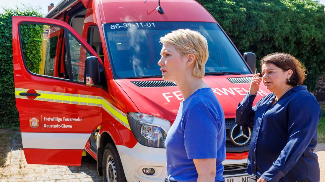 Ministerpräsidentin Manuela Schwesig (l) und Sozialministerin Drese waren ebenfalls vor Ort. - Bild: Jens Büttner/dpa