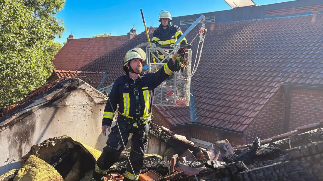 Feuerwehrleute im Einsatz auf dem Dachstuhl des Krankenhauses. (Handoutbild) - Bild: Landkreis Ludwigslust-Parchim/dpa