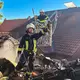 Feuerwehrleute im Einsatz auf dem Dachstuhl des Krankenhauses. (Handoutbild) - Bild: Landkreis Ludwigslust-Parchim/dpa