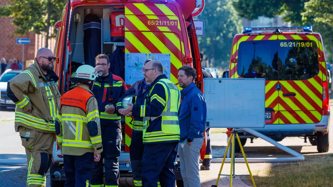 In der Spitze bekämpften etwa 90 Feuerwehrkräfte die Flammen. - Bild: Jens Büttner/dpa