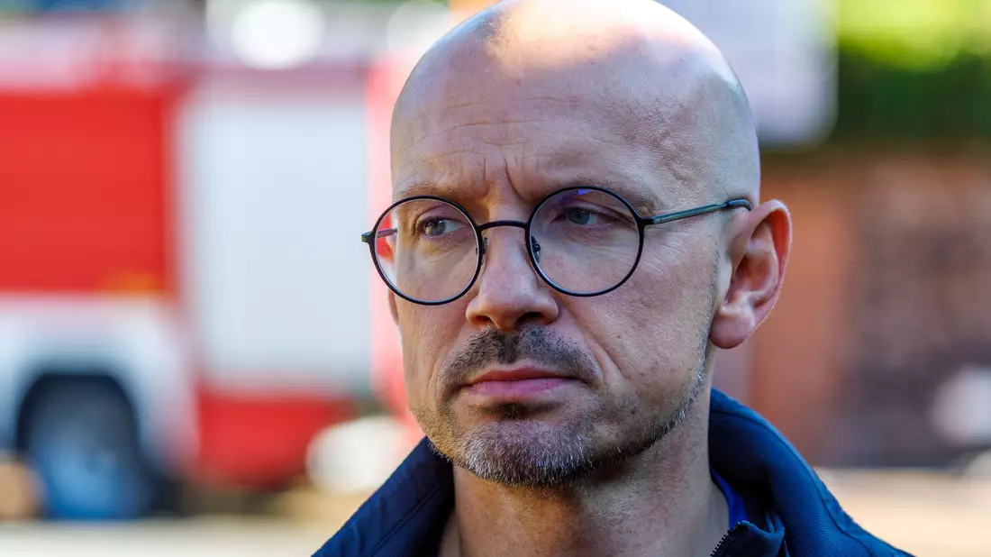 Stefan Sternberg (SPD), Landrat des Kreises Ludwigslust-Parchim, kündigte ein Notdach für die Klinik innerhalb von 24 Stunden an. - Bild: Jens Büttner/dpa