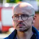 Stefan Sternberg (SPD), Landrat des Kreises Ludwigslust-Parchim, kündigte ein Notdach für die Klinik innerhalb von 24 Stunden an. - Bild: Jens Büttner/dpa