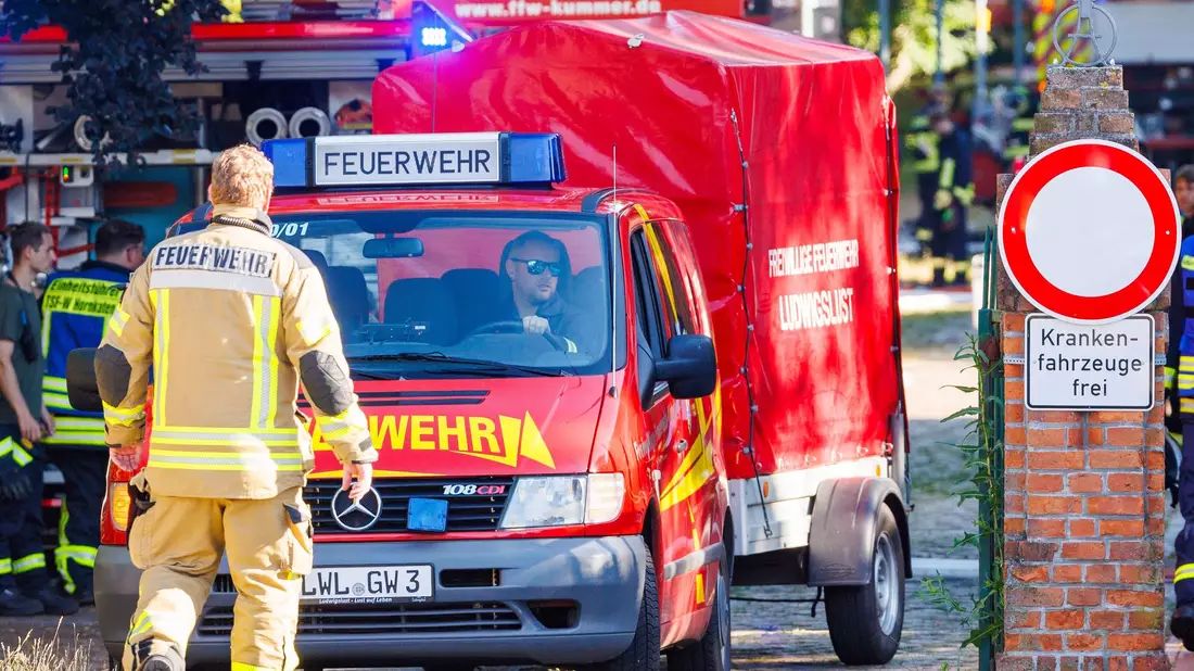 Die Feuerwehr war mit einem Großaufgebot vor Ort. - Bild: Jens Büttner/dpa