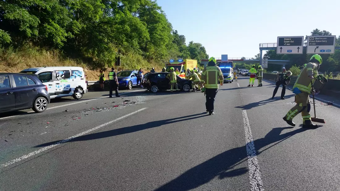 FW Ratingen: Verkehrsunfall mit mehreren Fahrzeugen und Verletzten auf der BAB 52 - Bild: presseportal.de