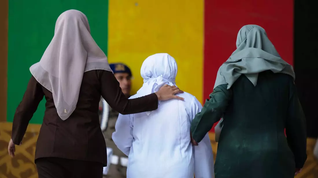 Aceh ist die einzige Provinz in Indonesien, wo die Scharia offiziell angewendet wird. - Bild: Reza Saifullah/AP/dpa