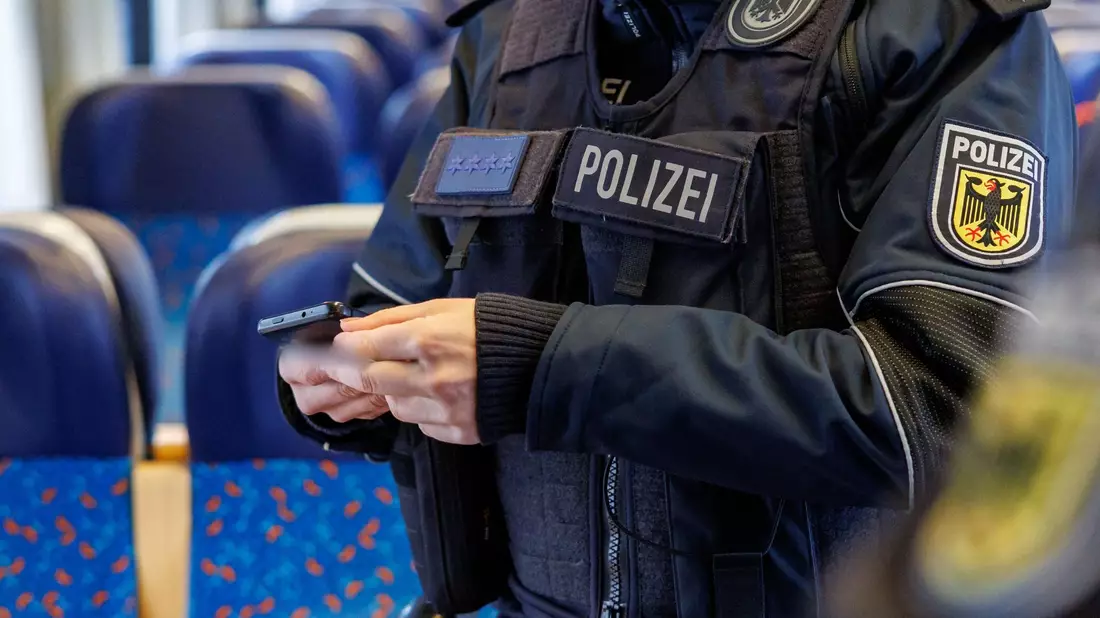 Drei Männer waren mit ihren Klagen gegen Personenkontrollen an der Grenze erfolgreich. (Illustration) - Bild: Daniel Karmann/dpa